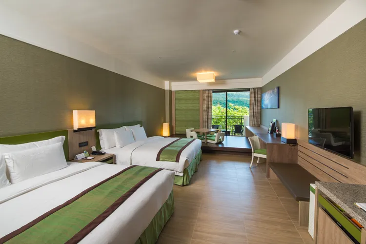 福隆店推出万元住房专案，双人入住精致和洋客房三天两夜，另赠万元折扣券组。业者提供