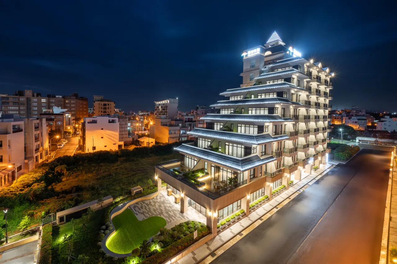 福容徕旅推出「万元环岛任选专案」，一次购买即可入住林口、中坜、水里、高雄、垦丁、澎湖任选四馆平日入住乙晚。业者提供