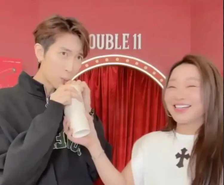 范姜吸「粿王飲料」。翻攝《天后闆妹》粉專