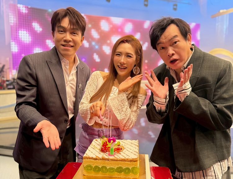 吳申梅生日康康許志豪眾星捧月　帥尪壓軸慶生！她曝年底有喜啦