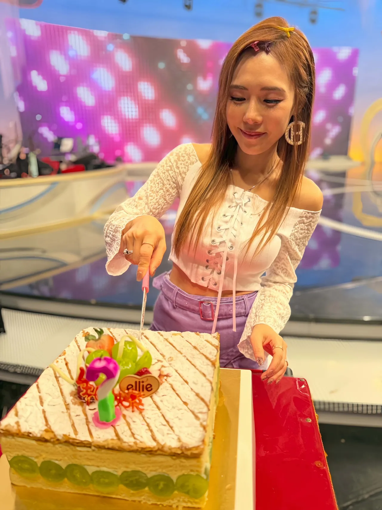 吴申梅人缘极佳，连切数个生日蛋糕。喜上梅梢娱乐提供