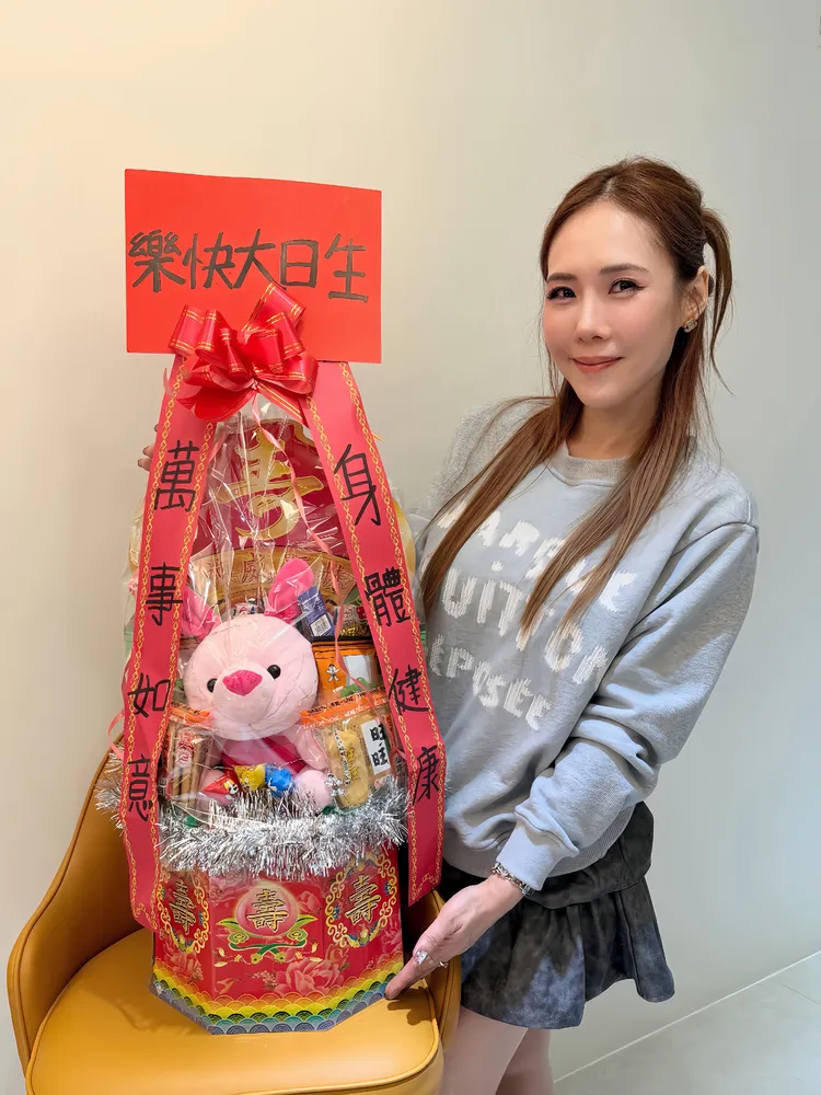 吳申梅笑納生日禮。喜上梅梢娛樂提供