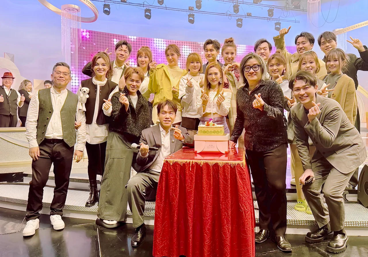 众人在录影空档，替吴申梅庆生。喜上梅梢娱乐提供