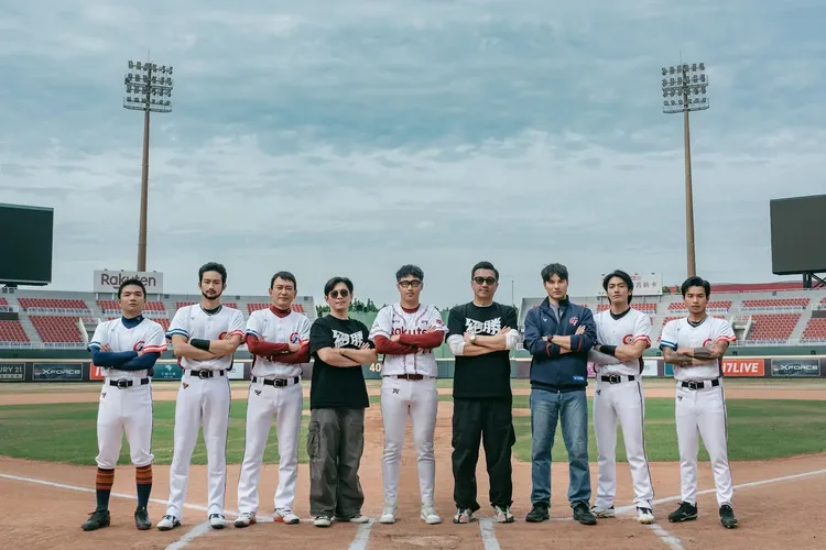 世界棒球十二強賽總冠軍電影《絕勝》演員胡智強（左起）、張庭瑚、王識賢、導演姜瑞智、導演王維明、鳳小岳、宋柏緯、陳泰河，與球員莊昕諺共同合影。瀚草文創提供