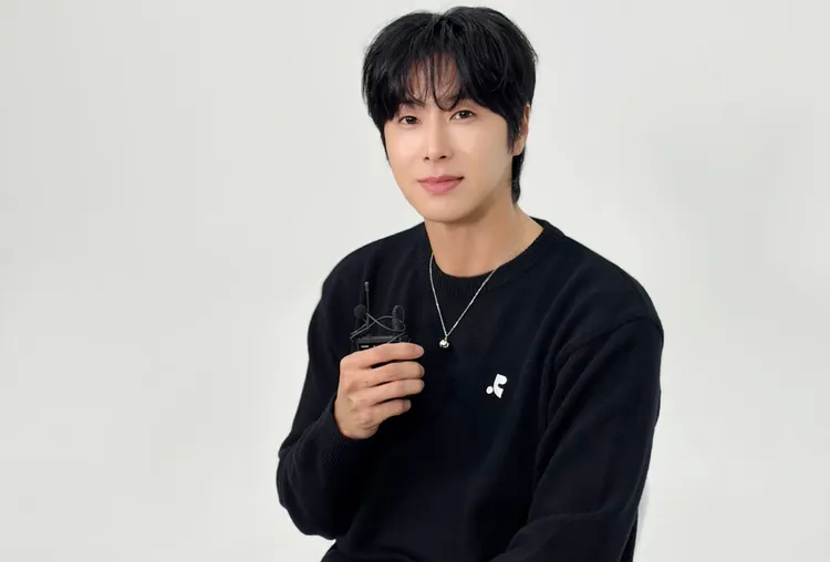 允浩推出个人首张专辑《I-KNOW》，接受台湾媒体越洋访问。SM Entertainment提供