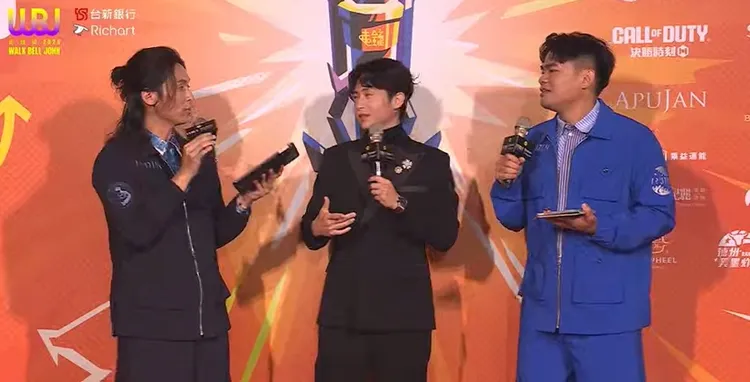 博恩在紅毯訪問上玩遊戲，自嘲與賀瓏決裂。翻攝自走鐘獎YT