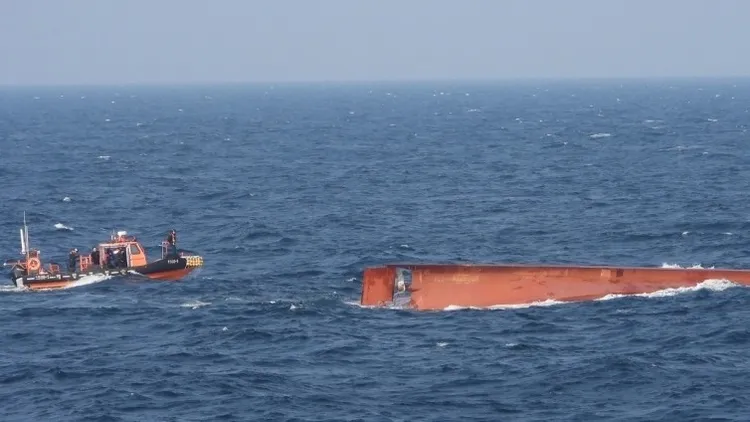 一艘98吨级中国渔船A号在韩国外海翻覆。翻摄央视