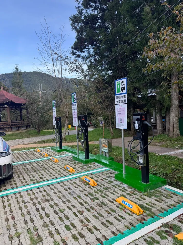 武陵農場加上富野渡假村的充電樁合計已有19槍，是目前大梨山地區最大的充電站群。武陵農場提供
