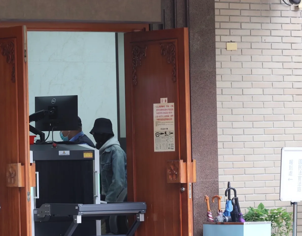 李威夫婦今出庭作證。張欽攝