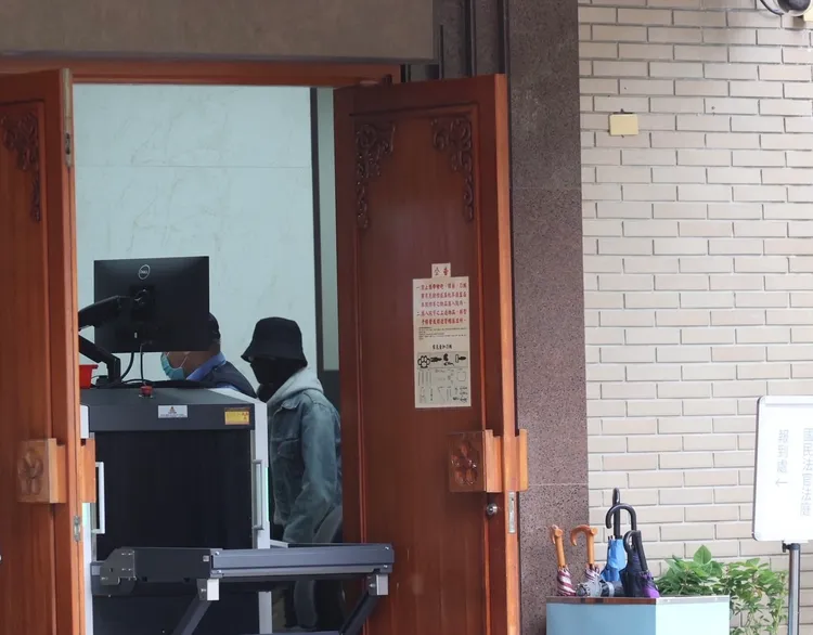 李威夫婦今出庭作證。張欽攝