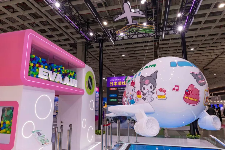 特别将Hello Kitty「闺蜜机」打造成巨型模型机搬进旅展现场。长荣航空提供