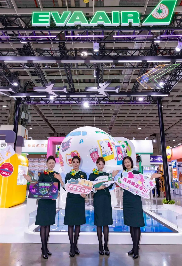 旅展現場以「這個世界就是我的遊樂園」為主軸，搭配Y2K的繽紛色彩打造攤位。長榮航空提供