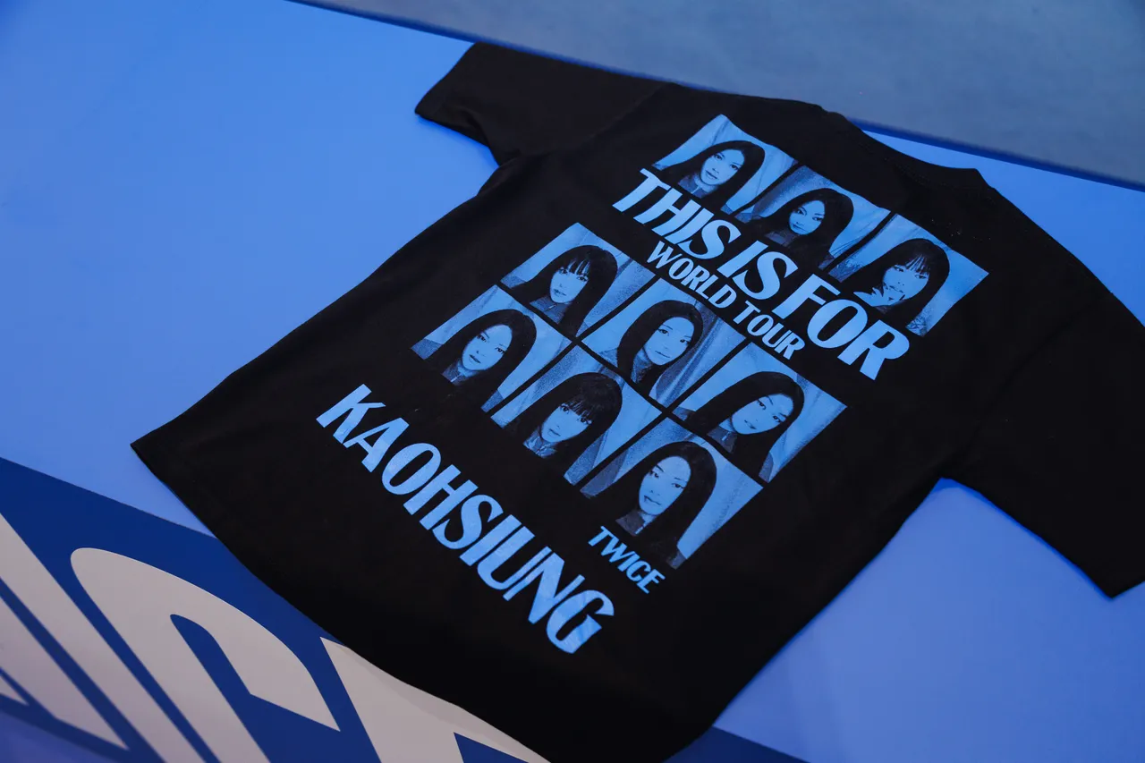 TWICE快闪店推出高雄城市T恤。Live Nation Taiwan提供