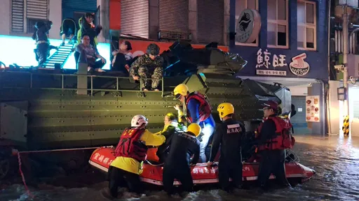 苏澳火车站前水淹半层楼！家园全毁　军方出动战车救援