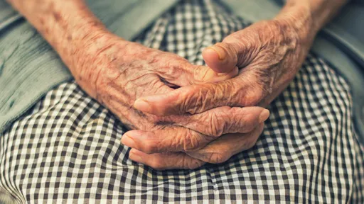 74岁妪单恋46岁男「得不到满足」　贴性暗示纸条骚扰被捕