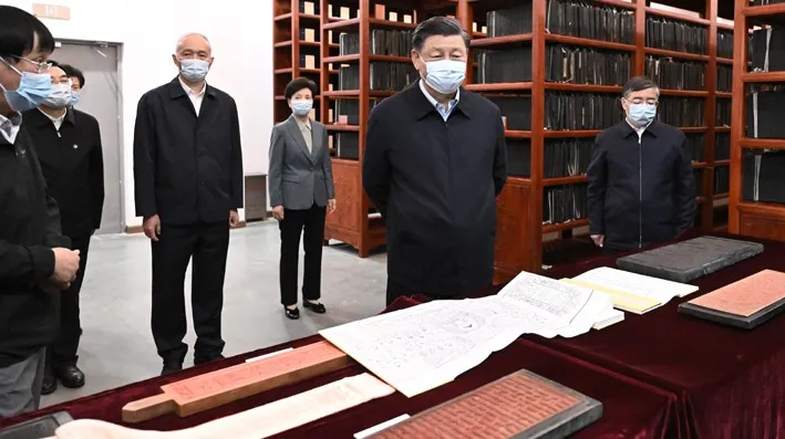 2023年仍在疫情期间，中国国家主席习近平（右二）视察「琉球」的相关档案，并提起曾有闽人三十六姓入琉球的事迹。翻摄新华网