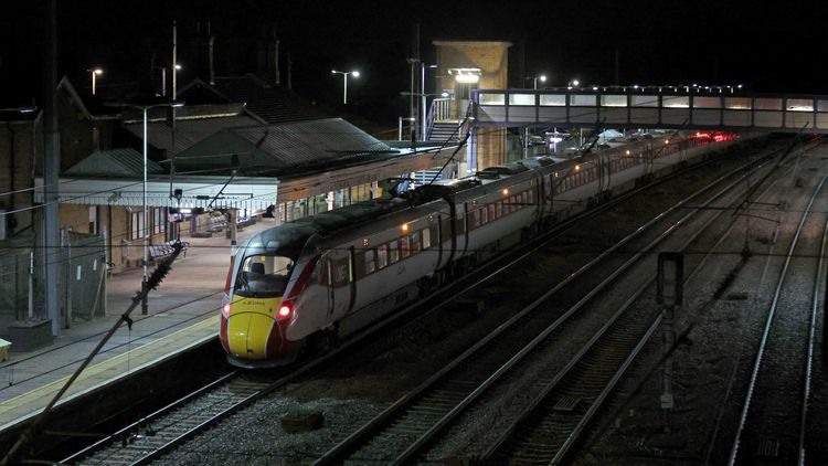 英國火車驚傳刀客隨機刺傷數人　警方逮捕2兇嫌調查是否涉及恐攻