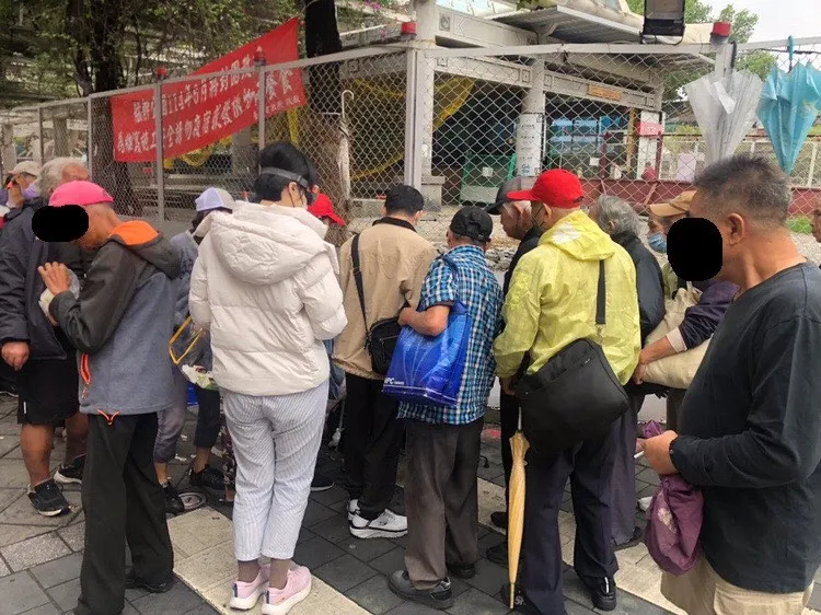 有网友发现有人在龙山寺前摆摊买个资。取自threads
