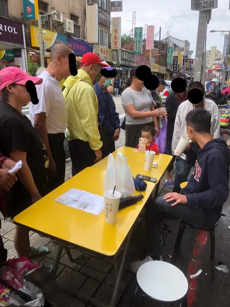 有6、7位年輕男子在龍山寺前擺攤位。取自threads