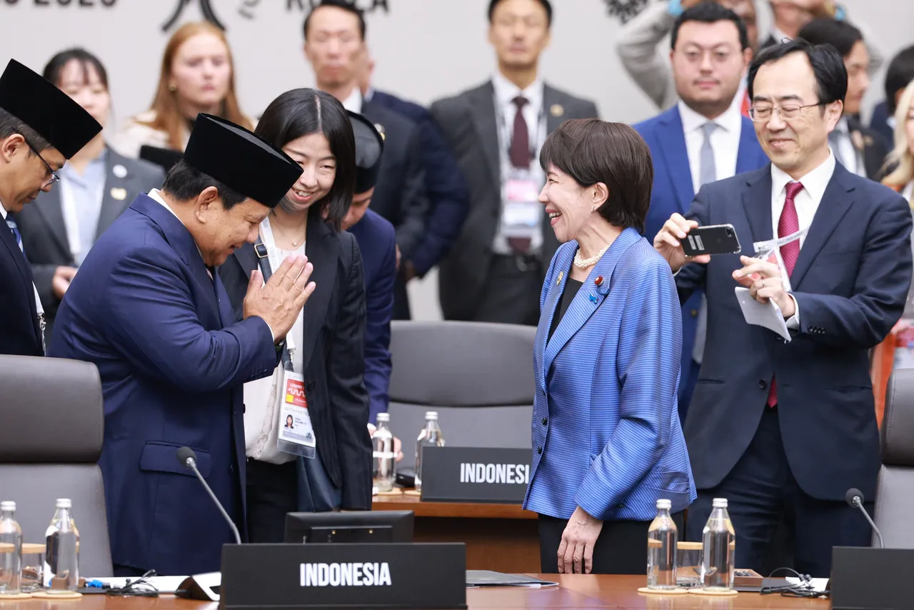 高市早苗（右）积极与印尼总统普拉伯沃互动。美联社