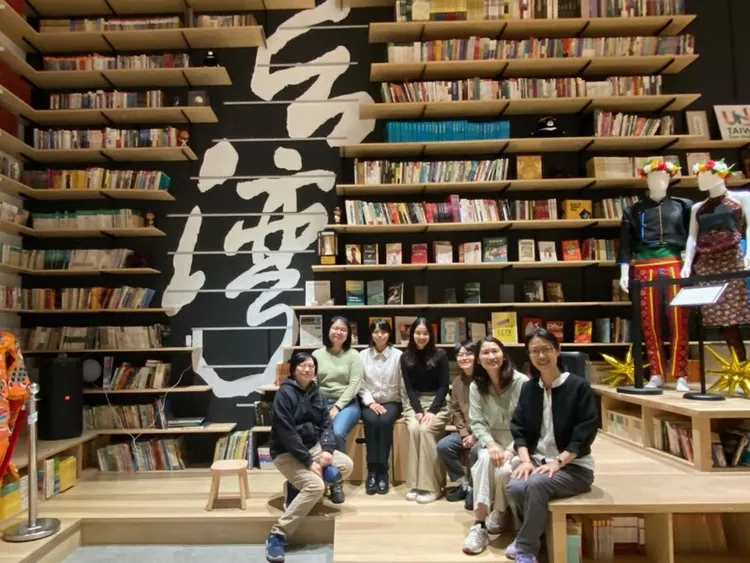 教育部青年發展署主辦「青年百億海外圓夢基金計畫」，支持3位台灣青年赴紐約實習，參與聯合國周邊會議。實習生與世台聯合基金會總幹事黃怡妙拜會紐約華僑文教服務中心。（世台聯合基金會提供）中央社