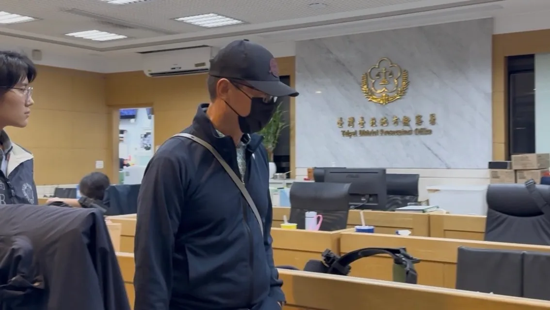 康全电讯副董邱裕昌涉内线交易，于傍晚移送至北检复讯。谢亚庭摄