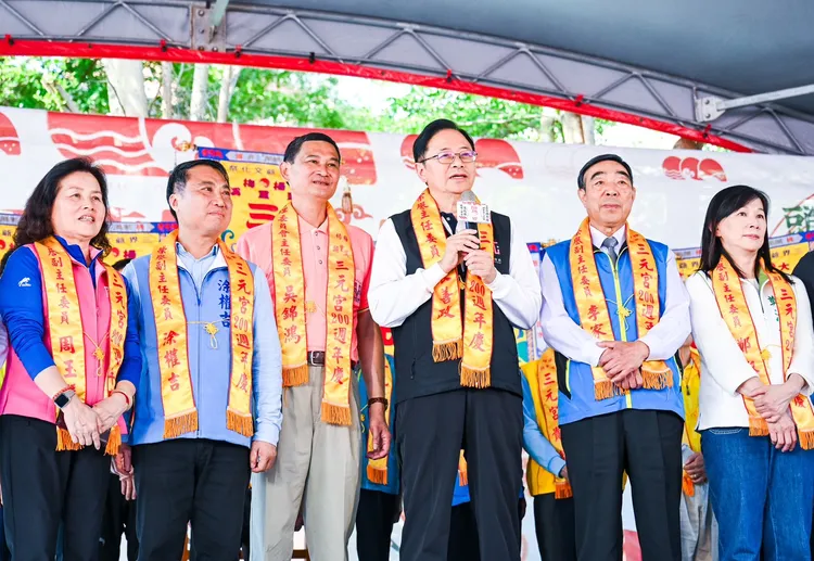 張善政特別感謝頭重溪三元宮主委吳錦鴻長期投入公益。客家局提供