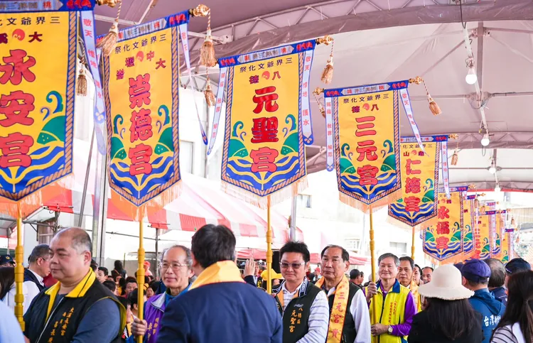 桃園三界爺廟宇21面頭旗齊聚，場面壯觀盛大。客家局提供