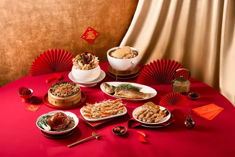 珍味團聚春饗宴適合三代同堂家庭訂購。今年主打新品香酥芋泥鴨去骨半鴨放置芋頭上蒸軟，散發醇厚香味誘人。王品集團提供