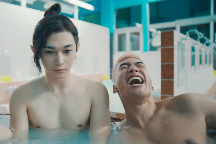 當已經瘋狂操肌的吉澤亮（左），看到同樣一身肌肉的關口Mandy後，崩潰到大喊絕望。采昌國際多媒體提供