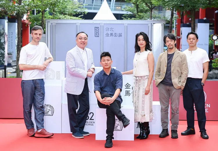 福多瑪（左起）、監製胡仲光、導演廖克發、陳雪甄、魏雋展和王肇陽出席金馬影展。金馬執委會提供