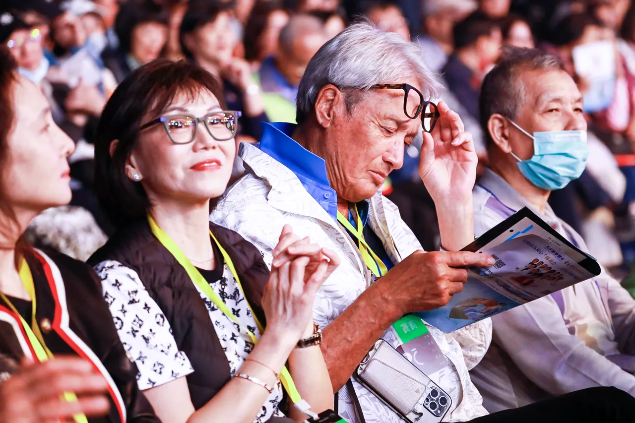 秦祥林帶著老婆到台北大巨蛋朝聖。中華音樂人交流協會提供