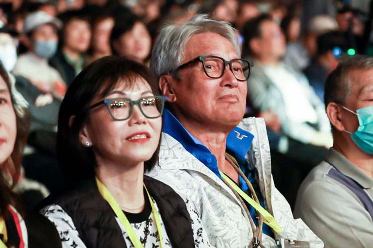 林青霞舊愛現蹤台北大巨蛋　77歲滿頭白髮帥到不可思議