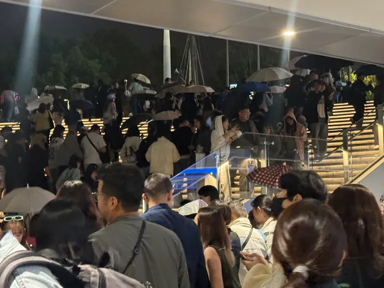 晚间GD演出结束后，粉丝纷纷走出场馆。张彩茜摄