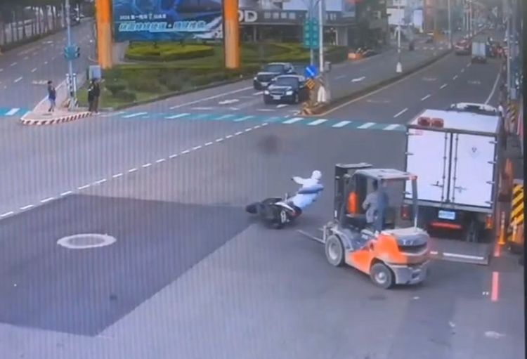 堆高機貿然上路擦撞機車釀1傷　不僅要賠醫藥費還要吃罰單