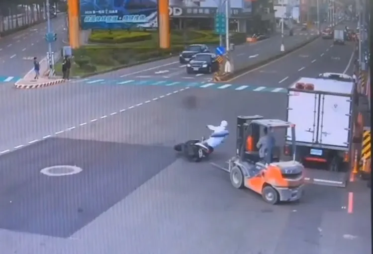堆高机擦撞机车害骑士倒地受伤。翻摄画面