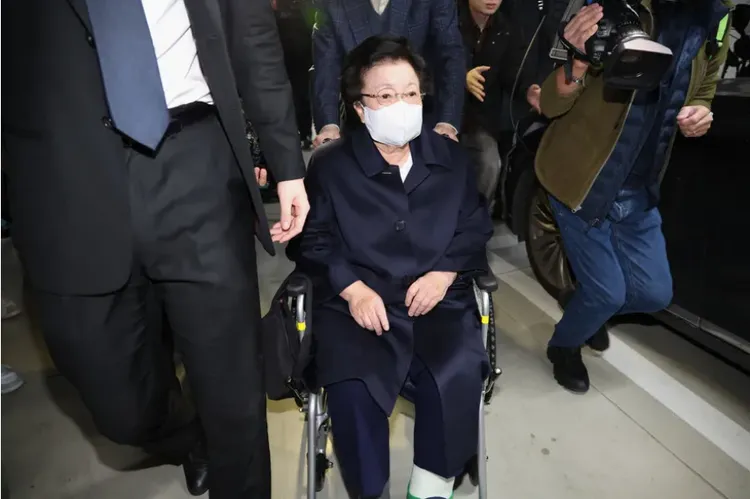 到了要出庭的時候，李培鎔忽然必須坐輪椅出席。《哈尼》