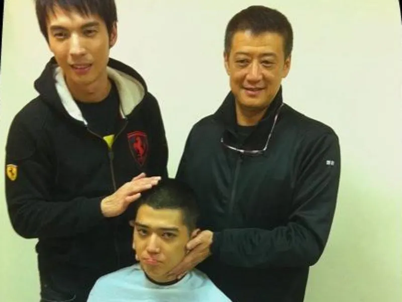 毕书尽与昔日老东家李亚明（右1）因解约一事翻脸，双方对簿公堂。图为毕书尽当年入伍，同公司的好友陈势安（左1）也前来送别。翻摄自毕书尽脸书