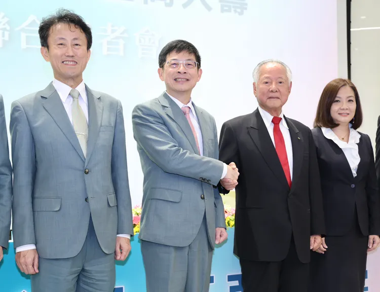 玉山金上周宣布以约483亿元合意并购三商寿，合并后将成为国内第五大金控。图为三商寿董事长翁肇喜（右二）、玉山金控董事长黄男州（左二）共同召开联合记者会。资料照片。庄宗达摄