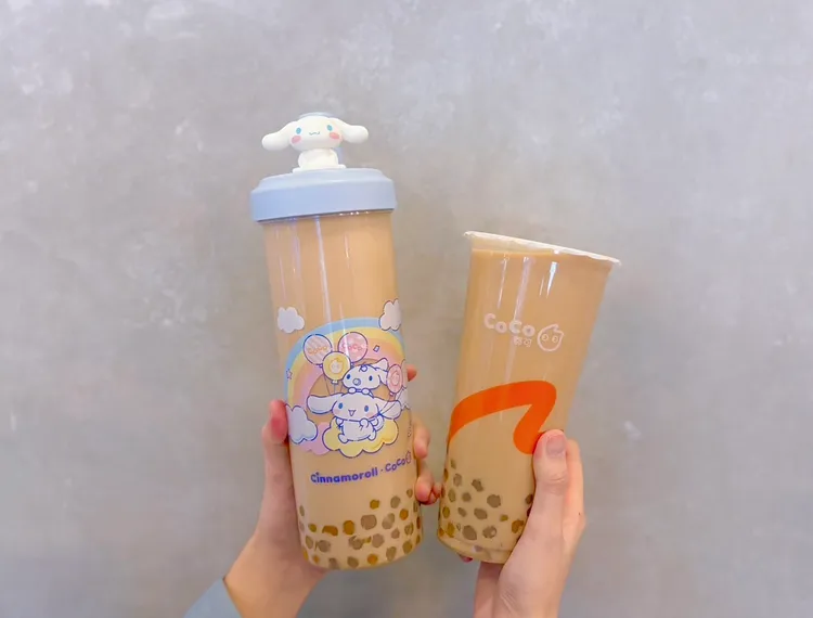 手摇饮与三丽鸥大耳狗喜拿推出Tritan水壶等联名周边商品。CoCo都可提供