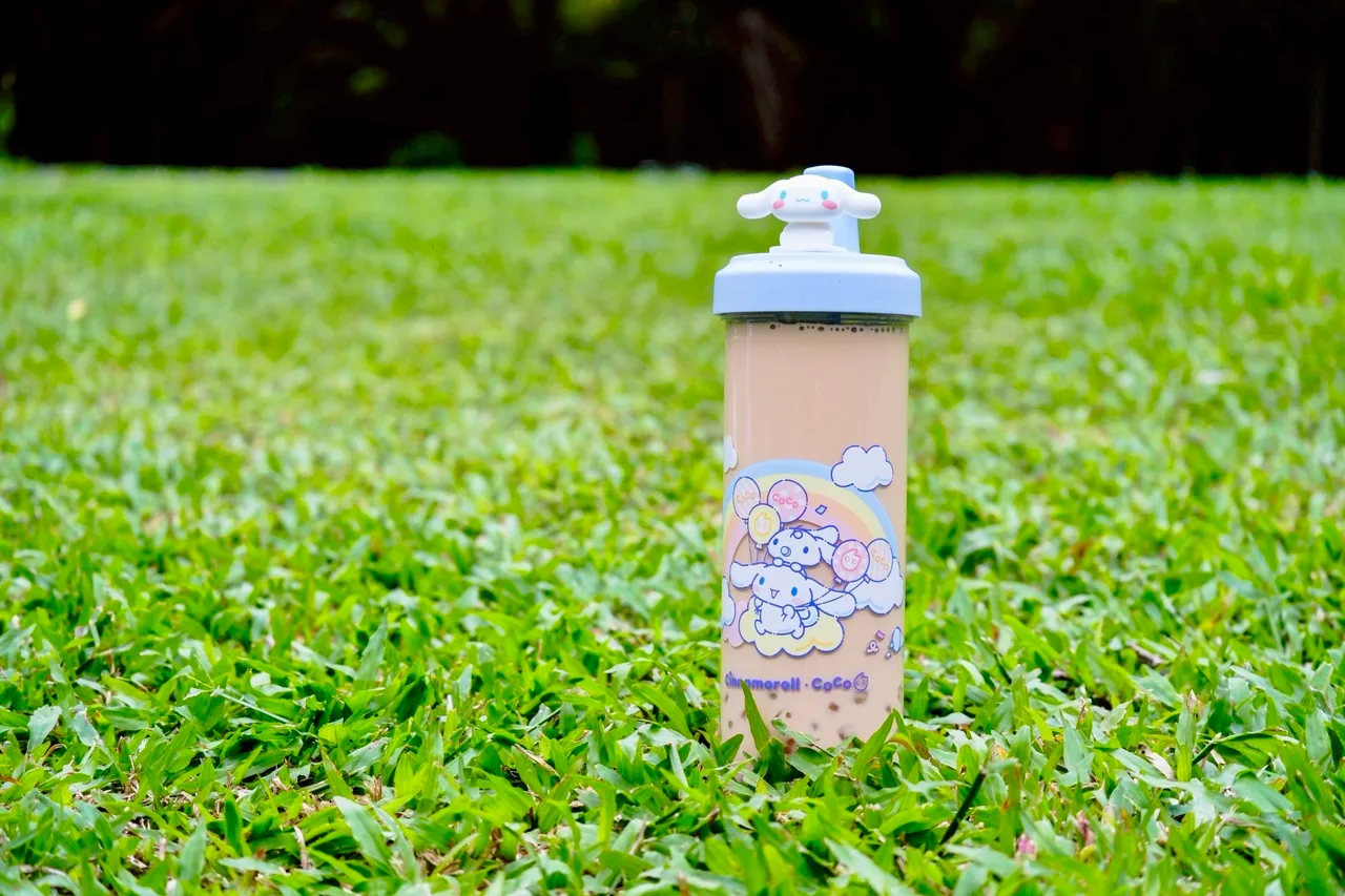 期间凡购买饮品可用加购价 399元带走三丽鸥大耳狗联名冷水壶。CoCo都可提供