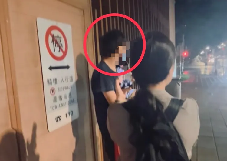 为姓男子藉著雨伞掩护下偷拍路边女子裙底风光，2路人全程目击见义勇为，报警逮捕恶狼。翻摄自Threads