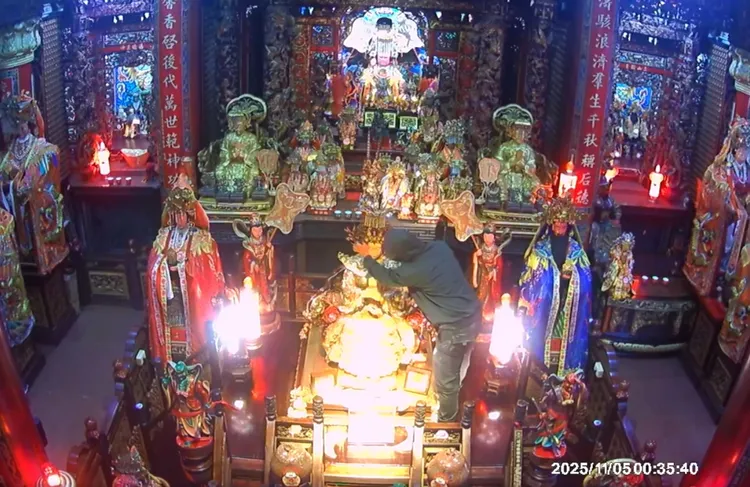 仅数十分钟陈姓男子就将「宝石珊瑚妈祖」身上价值千万的珠宝配件全部打包带走。翻摄照片