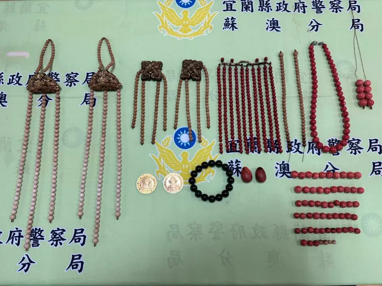 警方獲報後在12小時內逮捕2嫌，並找到失竊的珠寶。翻攝照片