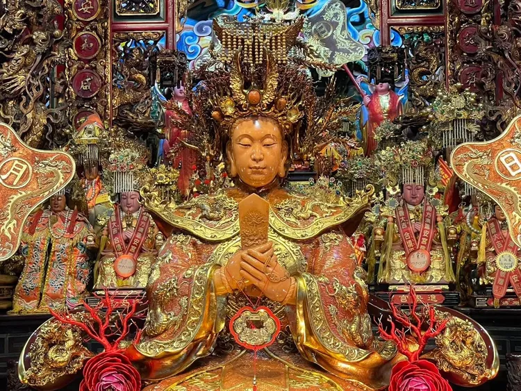 進安宮內的寶石珊瑚媽祖總重量約600公斤，昨天凌晨五鳳冠帽上的紅珊瑚珠遭陳男竊走。翻攝照片