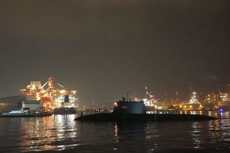 海鯤號昨天進行浮航測試，早上出發，傍晚才又回到高雄港。台船提供