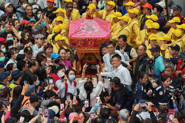 粉紅超跑進入亞東醫院。亞東醫院提供