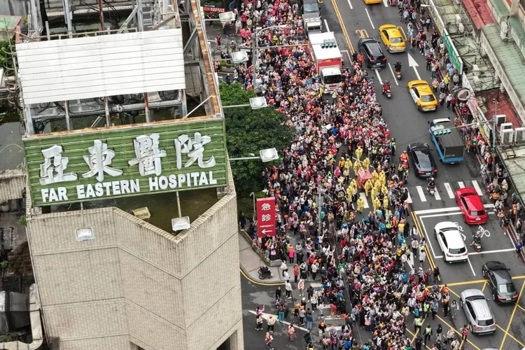 粉紅超跑停駕亞東醫院。亞東醫院提供