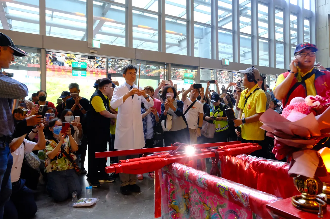 院方人员进香。亚东医院提供