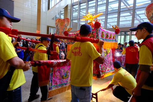 「粉红超跑」停驾亚东医院内　加持病友！医护人员双手合十祈福